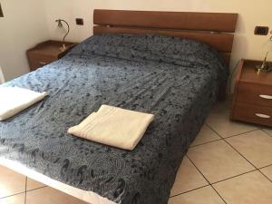 1 dormitorio con 1 cama con edredón gris en Casa Tre Fontane en Monsummano