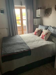 a bedroom with a large bed with a window at Ferienwohnung in Lechbruck am See im schönen Allgäu, nahe Füssen nur 300 m vom See in Lechbruck