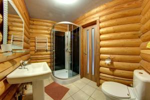 Bilik mandi di Hotel Bereg