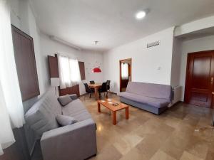 un soggiorno con divano e tavolo di Apartamentos Catedral Plaza 3000 a Granada