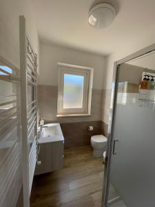 A bathroom at VILLA "Lago Blu" vista lago di Bracciano, con vasca idromassaggio esterna