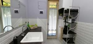 ein weißes Badezimmer mit einem Waschbecken und einem Spiegel in der Unterkunft Il Giardino di Maura - Aemme2 in Recanati