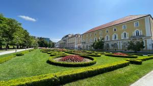 ein Park mit Blumen vor einem Gebäude in der Unterkunft Apartment Juliana in Rogaška Slatina