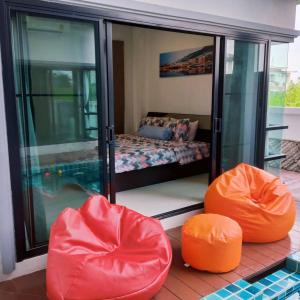 Pokój z 2 pomarańczowymi workami fasoli i łóżkiem w obiekcie Richly pool villa@Phitsanulok w mieście Ban Ko