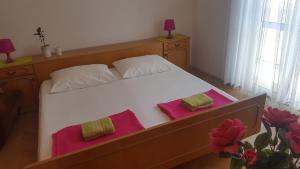 Posteľ alebo postele v izbe v ubytovaní Apartments with parking spaces Pag - 12649