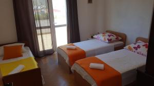 Posteľ alebo postele v izbe v ubytovaní Apartments with parking spaces Pag - 12649