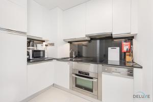 Kuchyň nebo kuchyňský kout v ubytování Spacious Studio in The Address Residences Dubai Marina by Deluxe Holiday Homes