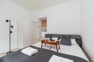 um quarto com uma cama com uma mesa em Lwowska 10 Residence Apartment Cracow em Cracóvia