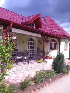 una casa con tetto rosso e patio di Casa Tenciu a Sînpetru