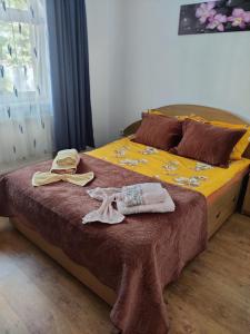 una camera da letto con un letto con asciugamani e cappelli di Casa Tenciu a Sînpetru