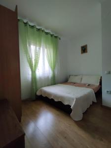 una camera con letto e finestra di Casa Tenciu a Sînpetru
