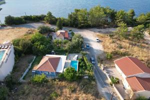 een luchtzicht op een huis naast het water bij Sarakiniko villa with private pool in Póros