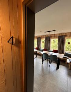 ein Esszimmer mit einem Tisch und Stühlen in der Unterkunft Haus Bergquell App 4 in Willingen