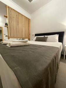 a bedroom with a large bed with white sheets at Studio Anna in Sikia