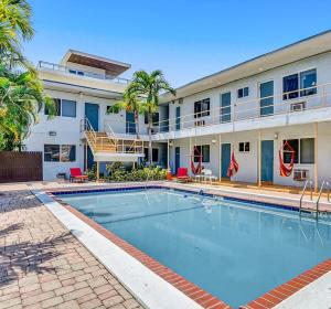 uma piscina em frente a um edifício em Walk to Dania Beach Holiday Retreat Miami Pool em Dania Beach