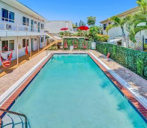 uma piscina em frente a uma casa em Walk to Dania Beach Holiday Retreat Miami Pool em Dania Beach