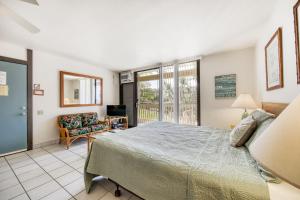 una camera con un grande letto e un soggiorno di Kona Bali Kai #232 a Kailua-Kona