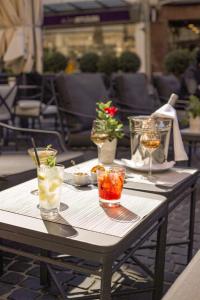 - une table avec des verres de boissons dans l'établissement Hôtel de la Cigogne, à Genève