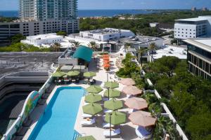 een luchtzicht op een resort met een zwembad en parasols bij Mayfair House Hotel & Garden in Miami