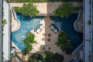 an overhead view of a swimming pool at a resort at Mayfair House Hotel & Garden in Miami