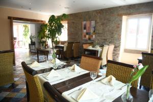 un comedor con mesas y sillas en un restaurante en Hotel Casa Verde, en Trier