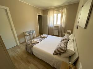 A bed or beds in a room at VILLA "Lago Blu" vista lago di Bracciano, con vasca idromassaggio esterna