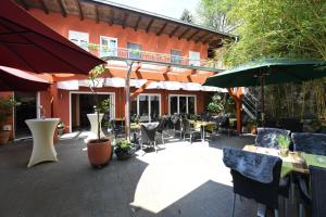 un patio con mesas y sillas y un edificio en Hotel Casa Verde, en Trier