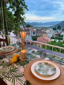een tafel met borden eten op het balkon bij Casa de Pera in Mytilini