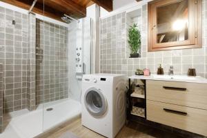 a bathroom with a washing machine and a shower at PERLE RARE - Villa 4 chambres - Famille - Amis - Anniversaires - soirées in Vallauris