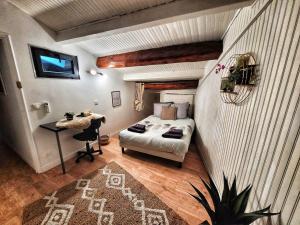 ein Schlafzimmer mit einem Bett und einem Schreibtisch in einem Zimmer in der Unterkunft PERLE RARE - Villa 4 chambres - Famille - Amis - Anniversaires - soirées in Vallauris