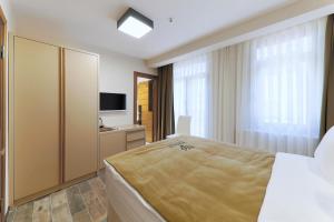イスタンブールにあるNishant Hotelのベッドルーム(大型ベッド1台、テレビ付)