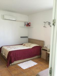 Posteľ alebo postele v izbe v ubytovaní Maison au calme avec terrain et vue sur la mer