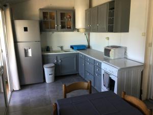 Kuchyňa alebo kuchynka v ubytovaní Maison au calme avec terrain et vue sur la mer