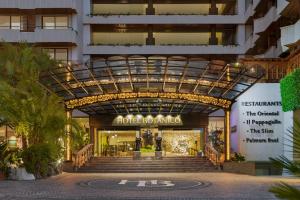 uma entrada do hotel com escadas em frente a um edifício em Hotel Botanico y Oriental Spa Garden em Puerto de la Cruz