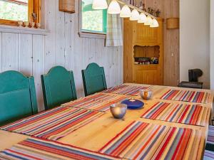 uma mesa de madeira com uma toalha de mesa colorida em Holiday home Sandefjord II em Sandefjord