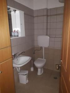 La salle de bains est pourvue de toilettes et d'un lavabo. dans l'établissement Traditional house, à Kalívia