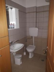 KalíviaにあるTraditional houseのトイレと洗面台付きのバスルーム