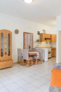 - une cuisine et une salle à manger avec une table et des chaises dans l'établissement Apartments by the sea Biograd na Moru, Biograd - 12829, à Biograd na Moru
