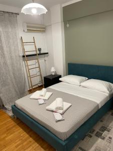 アテネにあるMY HOMEのベッドルーム1室(ベッド1台、タオル2枚付)