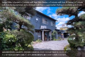 un edificio con un árbol delante de él en Sanga Nikko en Nikko