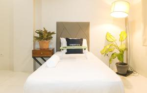 Voodi või voodid majutusasutuse UrbanView at Lacson Street Bacolod City by RedDoorz toas