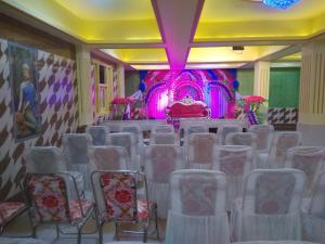 een kamer met rijen stoelen en een podium bij Hotel Vinayak Vihar, Sasaram in Ara