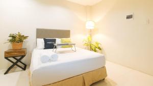 Voodi või voodid majutusasutuse UrbanView at Lacson Street Bacolod City by RedDoorz toas