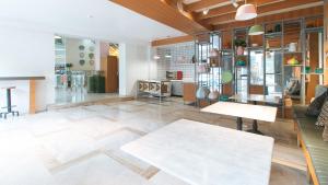 Istumisnurk majutusasutuses UrbanView at Lacson Street Bacolod City by RedDoorz