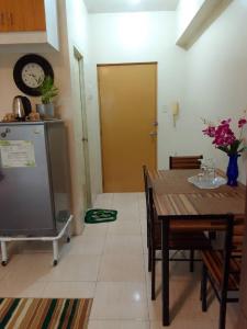 Dapur atau dapur kecil di Budget Friendly Transient near Sitio Elena