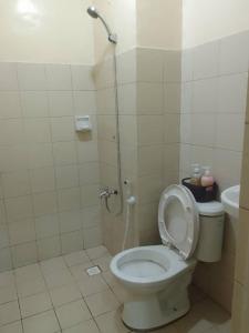 Bilik mandi di Budget Friendly Transient near Sitio Elena