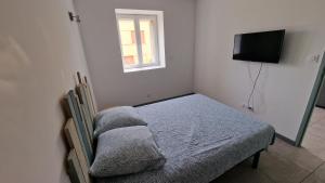 Televízia a/alebo spoločenská miestnosť v ubytovaní Résidence du Portail d'Avail