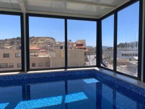 una piscina con vistas a un edificio en Uyut apartments en Majdal Shams