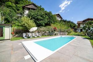 ein Schwimmbad in einem Hof neben einem Haus in der Unterkunft Panoramawohnung Bergerweg in Schenna