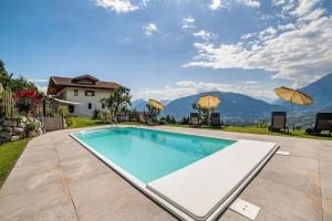 una piscina con vistas a las montañas en Panoramawohnung Bergerweg, en Scena